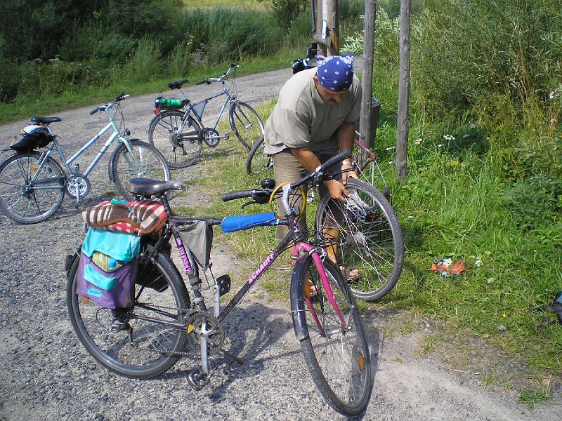 wakacje2008 057.jpg - Po drodze mała awaria - szybka wymiana gumy.